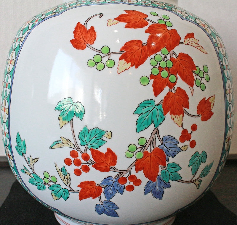 25382 Living National Treasure 14th generation Sakaida Kakiemon (Nigorote three-sided flower vase) 