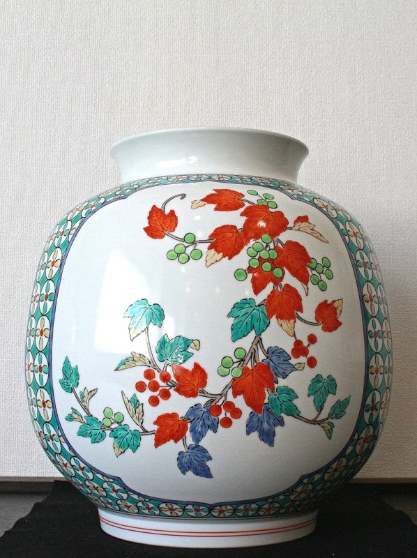 25382 Living National Treasure 14th generation Sakaida Kakiemon (Nigorote three-sided flower vase) 