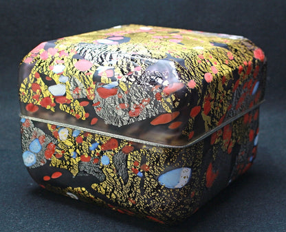 25017 FUJITA Kyohei (Hand-blown decorative box, red and white plum blossoms) 