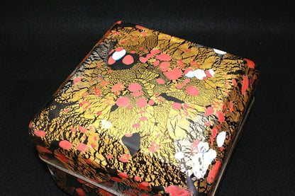 25017 FUJITA Kyohei (Hand-blown decorative box, red and white plum blossoms) 