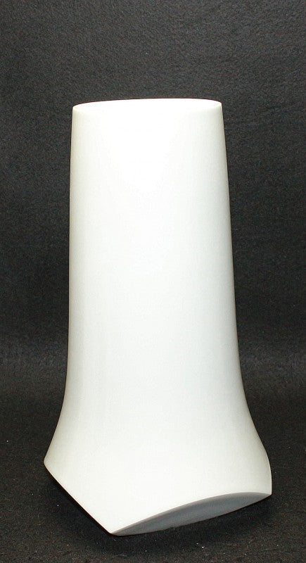 25384 Living National Treasure Akihiro Maeda (White Porcelain Faceted Vase) 