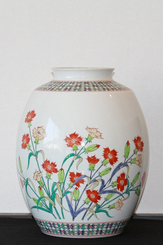 24146 Living National Treasure 14th Generation Sakaida Kakiemon (Vase with a cloudy pink design) 