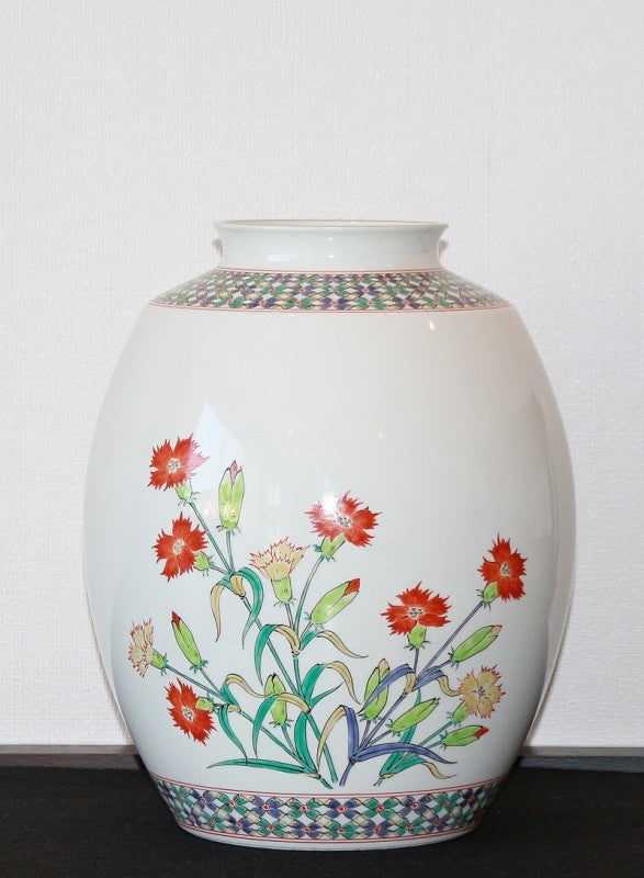 24146 Living National Treasure 14th Generation Sakaida Kakiemon (Vase with a cloudy pink design) 