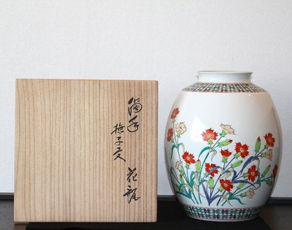 24146 Living National Treasure 14th Generation Sakaida Kakiemon (Vase with a cloudy pink design) 