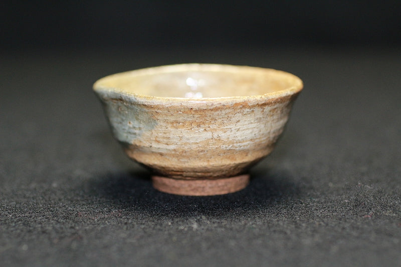 22152 RAKU Konyu 12th generation (Brushed sake cup) 