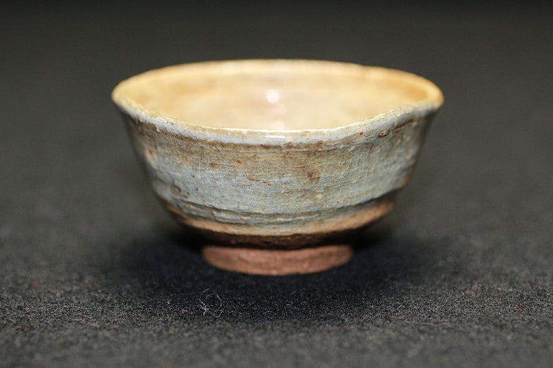 22152 RAKU Konyu 12th generation (Brushed sake cup) 