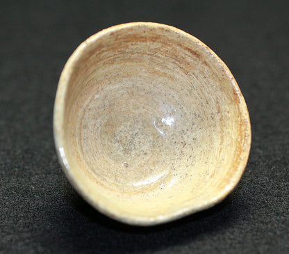 22152 RAKU Konyu 12th generation (Brushed sake cup) 