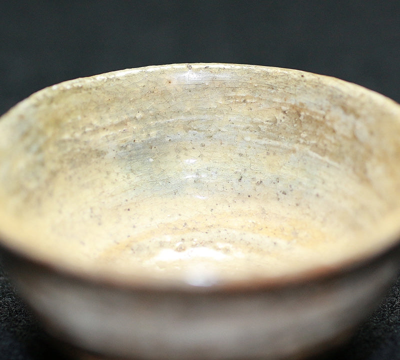 22152 RAKU Konyu 12th generation (Brushed sake cup) 