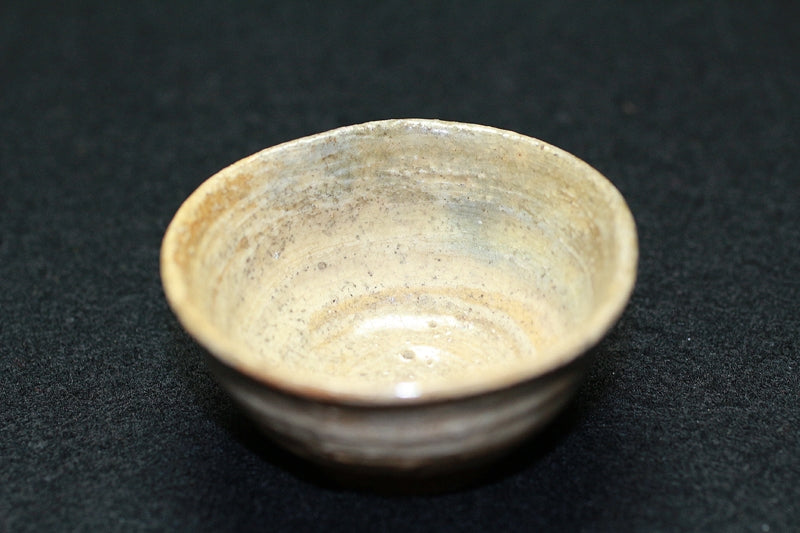 22152 RAKU Konyu 12th generation (Brushed sake cup) 