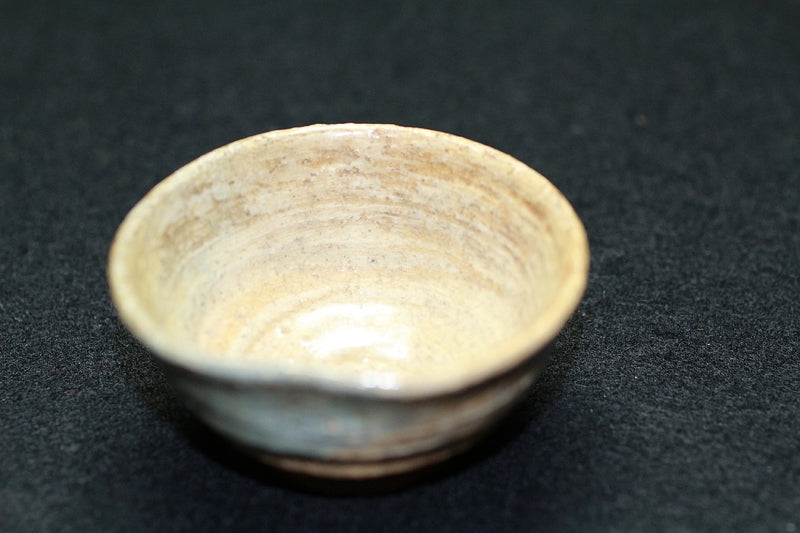 22152 RAKU Konyu 12th generation (Brushed sake cup) 