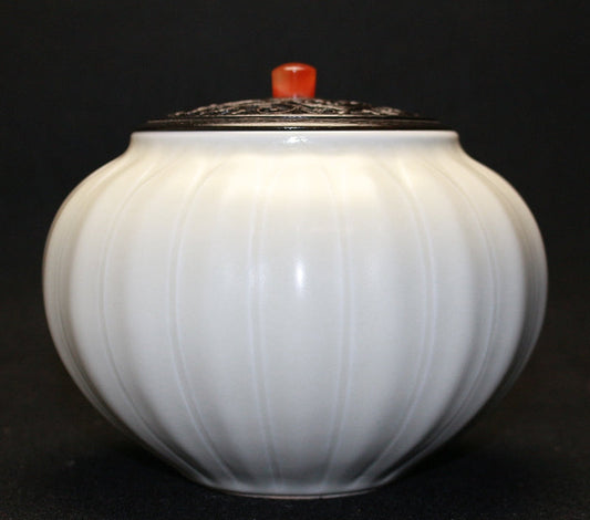 25024 Imperial Household Artist, Ceramic Master Itaya Hazan (White Porcelain Chrysanthemum Incense Burner from the Hazan family (Certificate of Authenticity from the Tokyo Metropolitan Government)) 