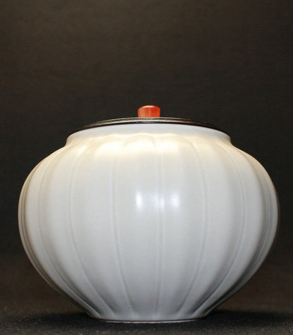 25024 Imperial Household Artist, Ceramic Master Itaya Hazan (White Porcelain Chrysanthemum Incense Burner from the Hazan family (Certificate of Authenticity from the Tokyo Metropolitan Government)) 