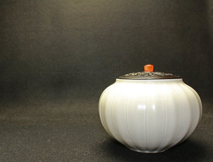 25024 Imperial Household Artist, Ceramic Master Itaya Hazan (White Porcelain Chrysanthemum Incense Burner from the Hazan family (Certificate of Authenticity from the Tokyo Metropolitan Government)) 