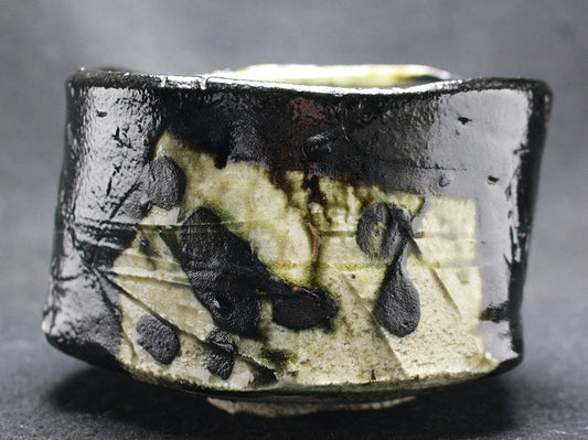 24602 YAMADA Kazu (Black Oribe tea bowl) 