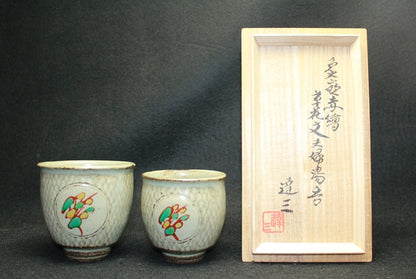 25408 Living National Treasure Tatsuzo Shimaoka (Inlaid red painting of floral motif couple teacups) SHIMAOKA Tatsuzo 