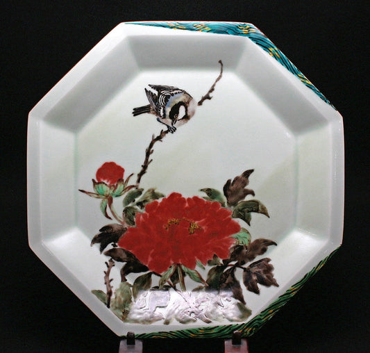 25400 Living National Treasure Fujimoto Nodo (Octagonal dish with peony and small bird design on white glaze and red underglaze) 