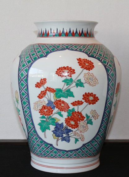 24600　 14代酒井田柿右衛門　(濁手四方割花文花瓶)　SAKAIDA Kakiemon