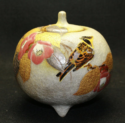 25033 Suzuki Soji (Color painting of camellia and mountain white-faced bunting incense burner) 