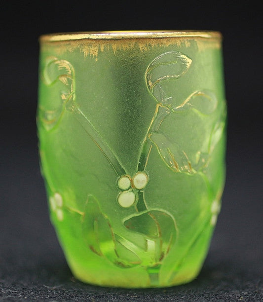 22893 Dome Nancy (Gold-painted flower design cup (Mistletoe, green, early 20th century)) 