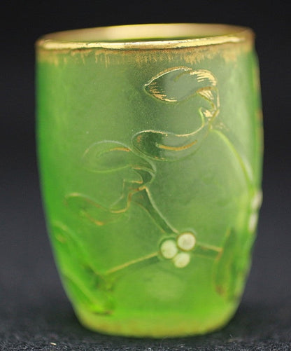 22893 Dome Nancy (Gold-painted flower design cup (Mistletoe, green, early 20th century)) 