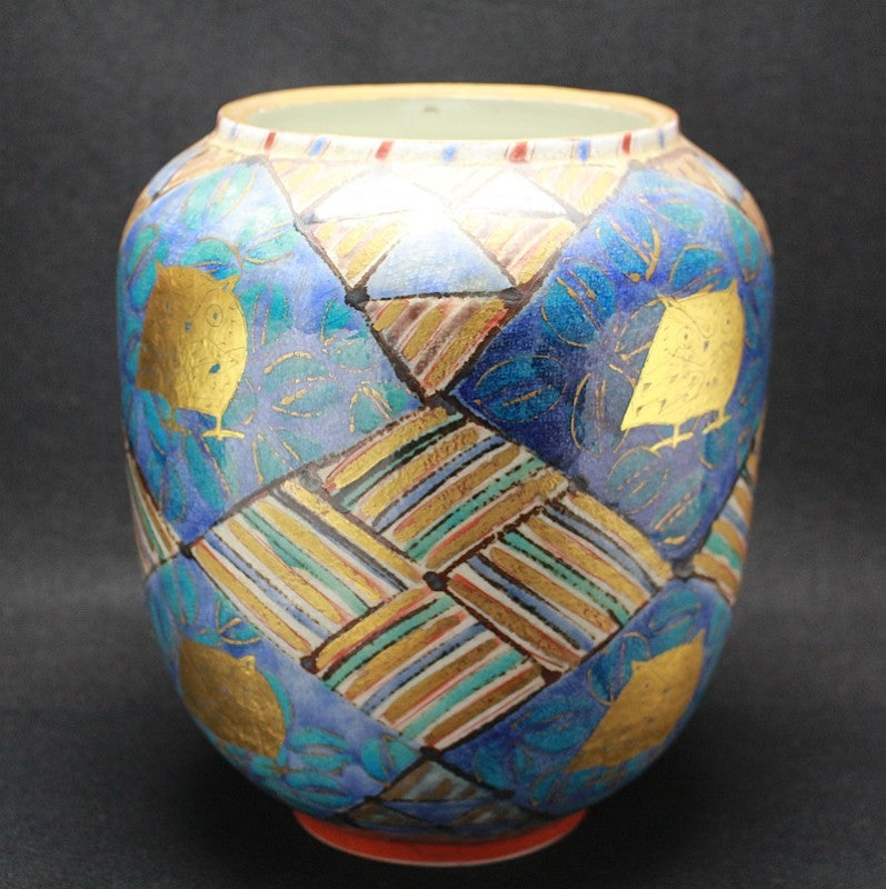 23594 Masahiro Maeda (Colored and gold painted owl vase) 