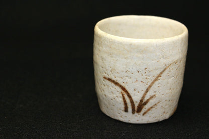 22909 Kitaoji Rosanjin (Illustrated Shino Grass Pattern Sake Cup (Kuroda Touanshi)) 