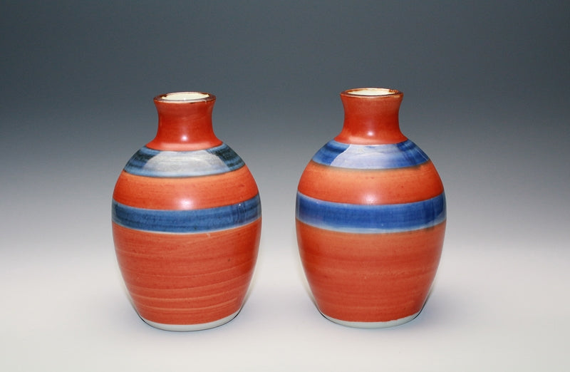 22295 Kitaoji Rosanjin (Pair of red painted sake bottles [Muda Tojin] Toyozo's signature)