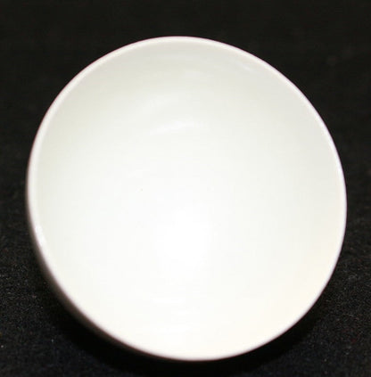 24697 Living National Treasure Kaiji Tsukamoto (White Porcelain Sake Cup) 