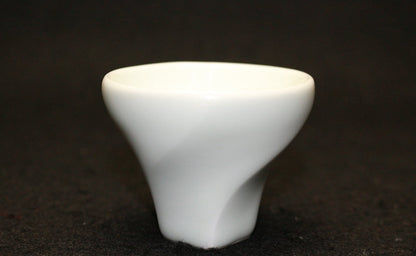 25490 Living National Treasure Akihiro Maeda (White Porcelain Faceted Takasakazuke) 