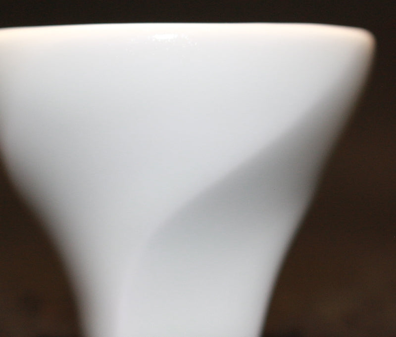 25490 Living National Treasure Akihiro Maeda (White Porcelain Faceted Takasakazuke) 