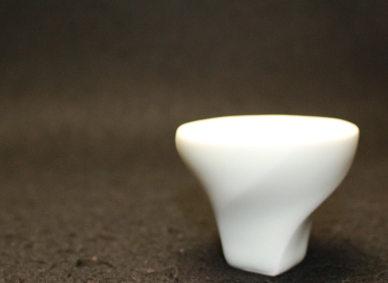 25490 Living National Treasure Akihiro Maeda (White Porcelain Faceted Takasakazuke) 