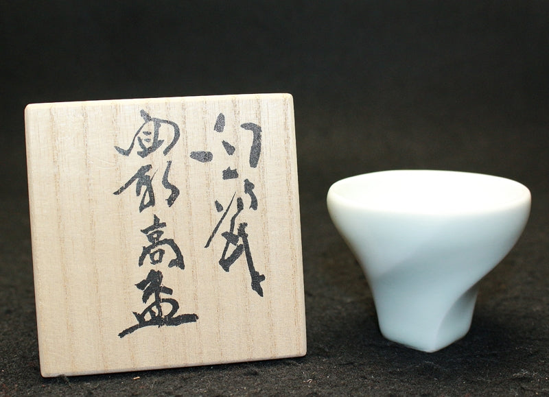 25490 Living National Treasure Akihiro Maeda (White Porcelain Faceted Takasakazuke) 