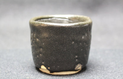 25080 Living National Treasure Kato Kozo (Seto black sake cup (Hirashibatani)) KATO Kozo 