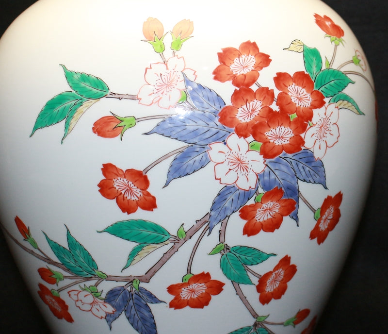 25083 14th generation Sakaida Kakiemon (Dark-colored cherry blossom vase (exhibited at a solo exhibition)) 