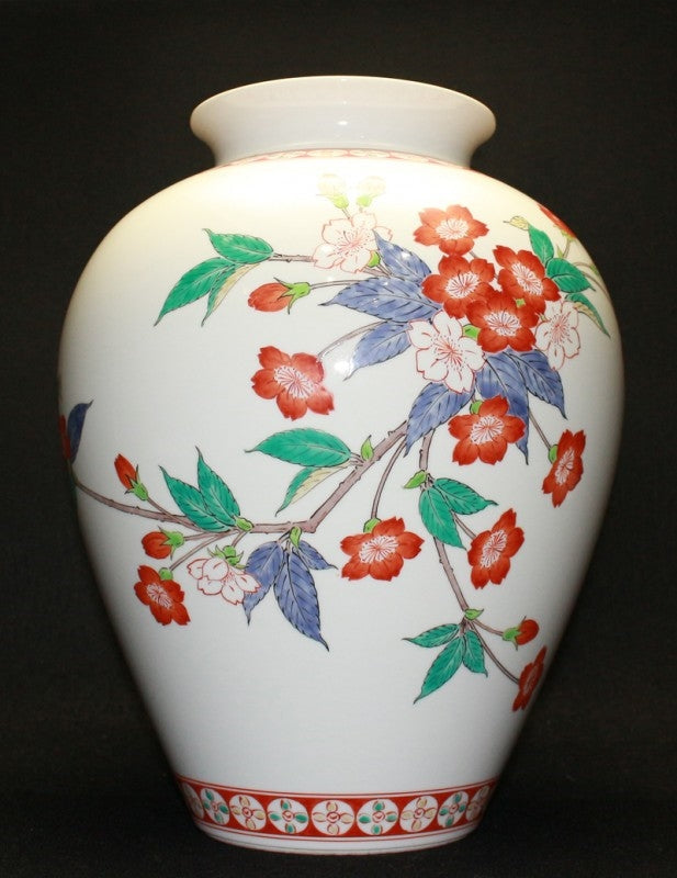 25083 14th generation Sakaida Kakiemon (Dark-colored cherry blossom vase (exhibited at a solo exhibition)) 