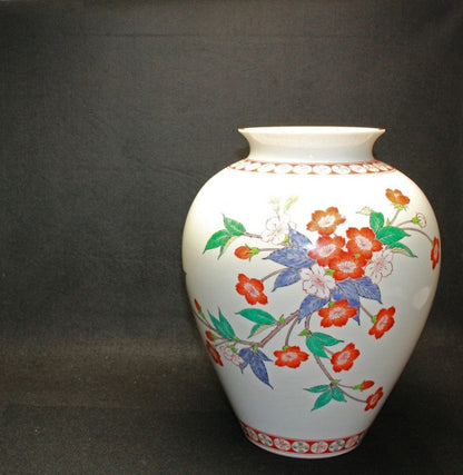 25083 14th generation Sakaida Kakiemon (Dark-colored cherry blossom vase (exhibited at a solo exhibition)) 