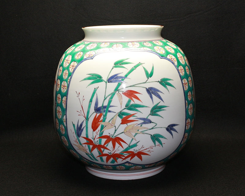 22330 Living National Treasure 14th generation Sakaida Kakiemon (Muddy hand three-sided split pine, bamboo and plum vase)