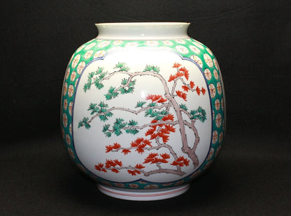 22330 Living National Treasure 14th generation Sakaida Kakiemon (Muddy hand three-sided split pine, bamboo and plum vase)