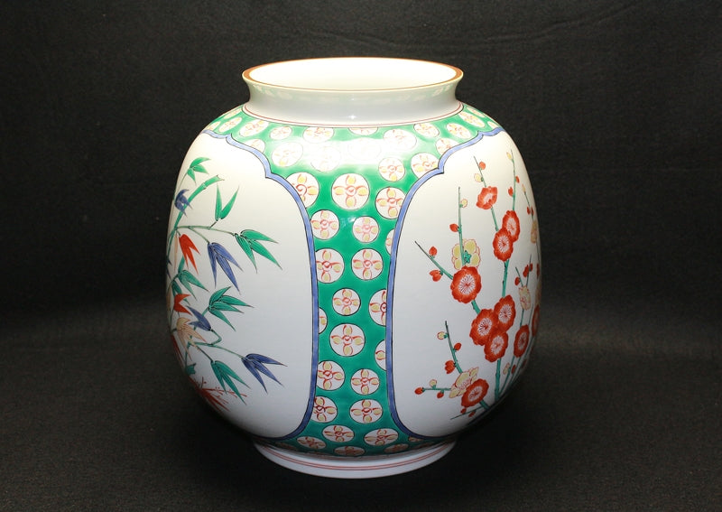 22330 Living National Treasure 14th generation Sakaida Kakiemon (Muddy hand three-sided split pine, bamboo and plum vase)