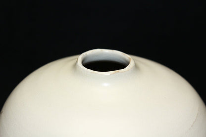 25530 YAMADA Hikaru (white painted iron vase) 