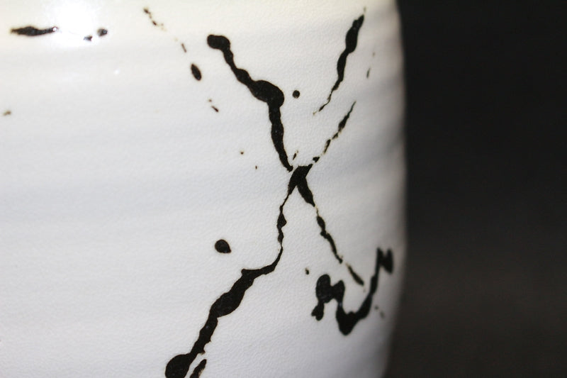 25530 YAMADA Hikaru (white painted iron vase) 