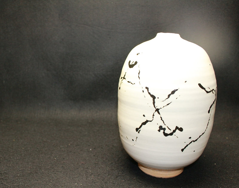 25530 YAMADA Hikaru (white painted iron vase) 