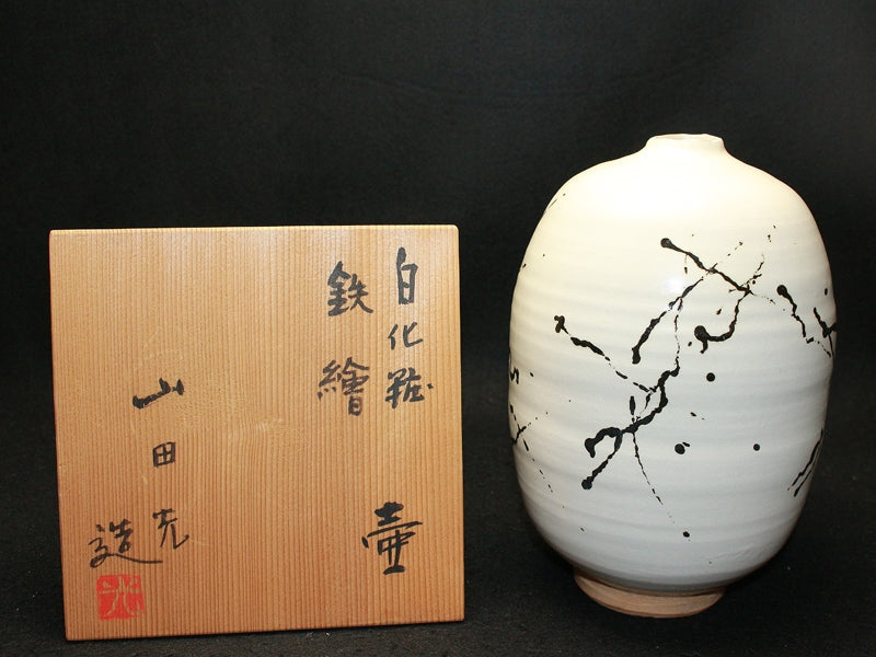 25530 YAMADA Hikaru (white painted iron vase) 