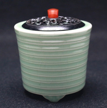 23067 Imperial Household Artist and Ceramic Master Hazan Itaya (Celadon Incense Burner) 