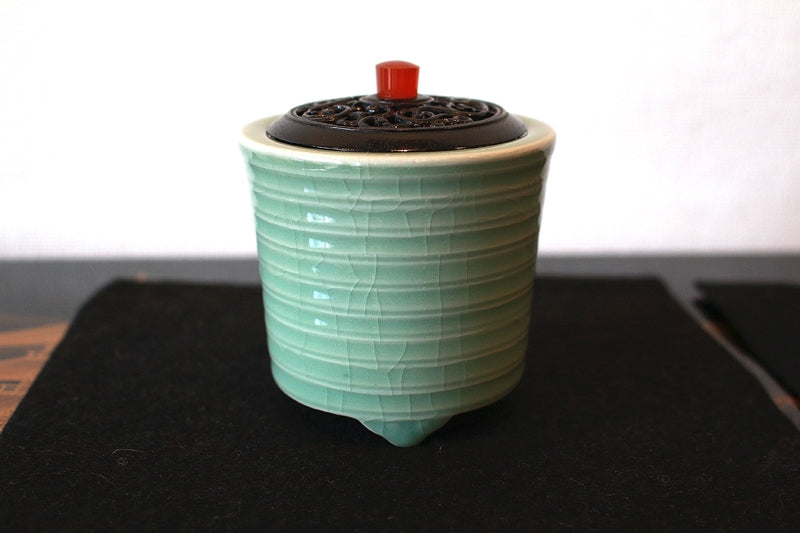 23067 Imperial Household Artist and Ceramic Master Hazan Itaya (Celadon Incense Burner) 