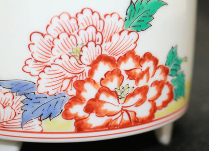 24688 14th generation Sakaida Kakiemon (Muddy hand peony design incense burner) 