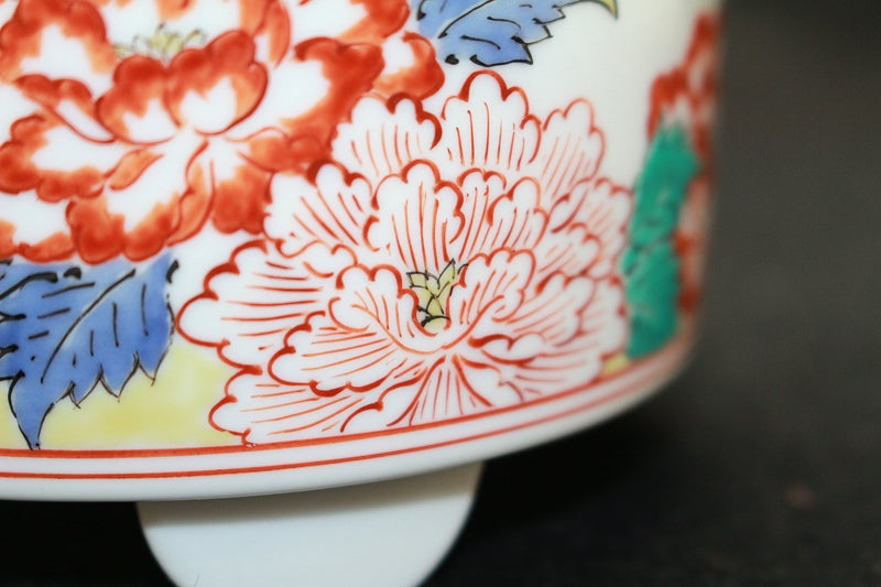 24688 14th generation Sakaida Kakiemon (Muddy hand peony design incense burner) 