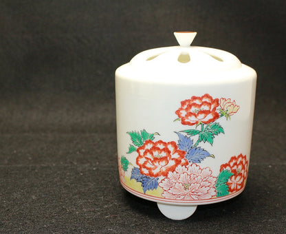 24688 14th generation Sakaida Kakiemon (Muddy hand peony design incense burner) 