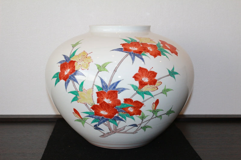 24290 Living National Treasure 14th Generation Sakaida Kakiemon (Vase with Nigoriteyama Azalea Design) 