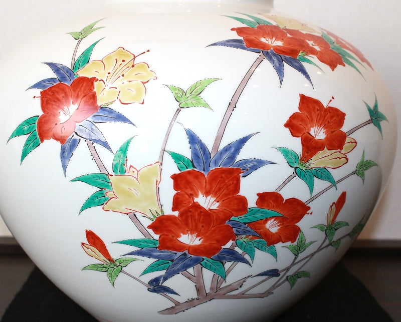 24290 Living National Treasure 14th Generation Sakaida Kakiemon (Vase with Nigoriteyama Azalea Design) 